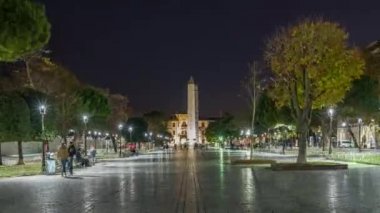 Sultanahmet Meydanı 'ndaki hiyerogliflerle birlikte Obelisk of Theodosius, İstanbul, Türkiye
