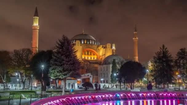 Hagia Sophia timelapse hyperlapse met een fontein 's nachts, Istanbul, Turkije — Stockvideo