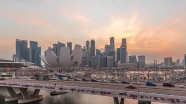 Helix Köprüsü ve Bayfront Bulvarı üzerindeki hava görüntüsü. Singapur 'daki Marina Körfezi' nde gece gündüz trafik var.