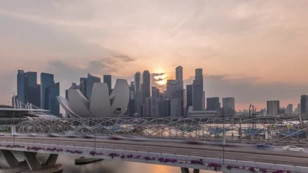 シンガポールのマリーナベイでの交通時間経過とヘリックス・ブリッジとベイフロント・アベニューの上空からの日没の眺め — ストック動画