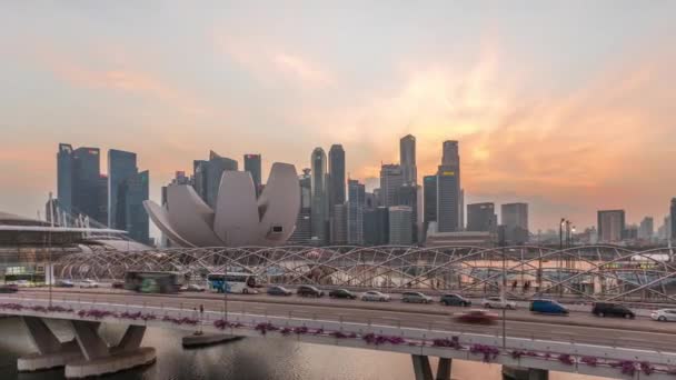 Légitekintés a Helix hídra és a Bayfront Avenue-ra, napi és éjszakai forgalom a Marina Bay-nél, Szingapúrban — Stock videók