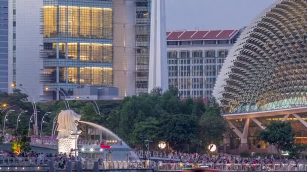 해질 무렵에 싱가포르만에 있는 에스파냐 극장들, 낮 에는 물 속에서 아름다운 모습을 하고 있는 모습 — 비디오