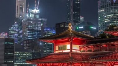 Buddha Diş Kalıntısı Tapınağı Singapur Çin Mahallesi 'nde gece vakti canlanıyor. Arka planda şehrin silüeti var..
