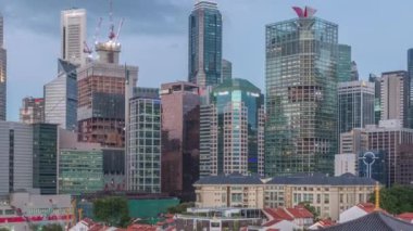 Buddha Diş Kalıntısı Tapınağı Singapur 'da gece gündüz canlanıyor. Zaman çizelgesi ve arka planda şehrin silüeti..