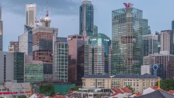 新加坡唐人街的佛牙古寺，夜以继日，以城市天际线为背景，生机勃勃. — 图库视频影像