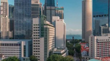 Singapur 'un şehir merkezindeki gökdelenlerin zaman ayarlı modern mimarisi.