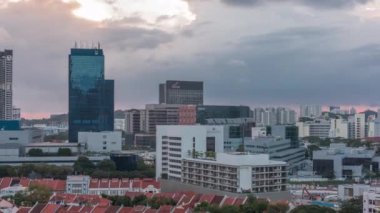 Çin Mahallesi 'nin kırmızı çatıları ve Central Business District gökdelenleri zaman ayarlı, Singapur