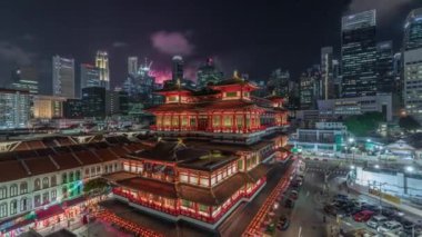 Buddha Diş Kalıntısı Tapınağı Singapur Çin Mahallesi 'nde gece vakti canlanıyor. Arka planda şehrin silüeti var..