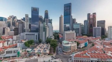Çin Mahallesi 'nin kırmızı çatıları ve Central Business District gökdelenleri zaman ayarlı, Singapur