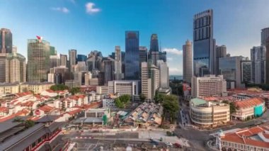 Çin Mahallesi 'nin kırmızı çatıları ve Central Business District gökdelenleri zaman ayarlı, Singapur