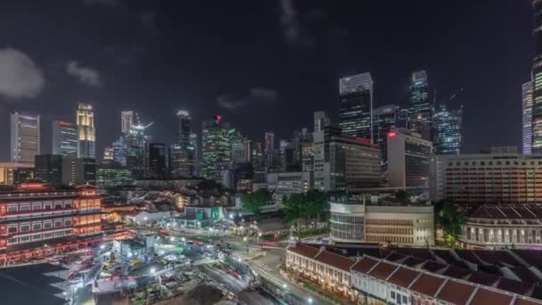 在新加坡唐人街，佛牙古寺是在夜幕降临时复活的，以城市的天际线为背景. — 图库视频影像