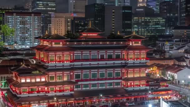 O templo da relíquia do dente de Buda ganha vida à noite timelapse em Singapura Chinatown, com o horizonte da cidade em segundo plano . — Vídeo de Stock