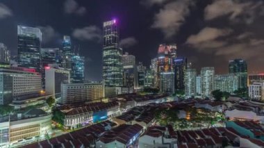 Çin Mahallesi 'nin kırmızı çatıları ve Central Business District gökdelenleri ile hava manzarası. Gece zamanı, Singapur.