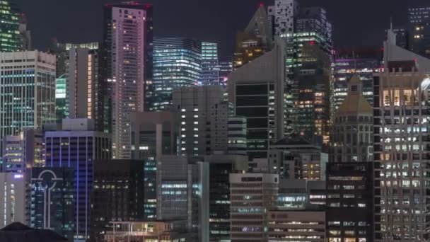 Paesaggio aereo del centro di Singapore di architettura moderna con grattacieli timelapse notte — Video Stock