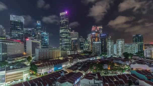 Luchtfoto van Chinatown met rode daken en Central Business District wolkenkrabbers nacht timelapse, Singapore — Stockvideo