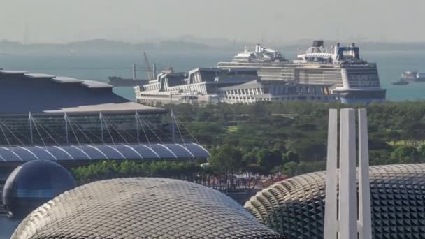 Singapore Cruise Centre je výletní terminál letecké timelapse v přístavu. — Stock video