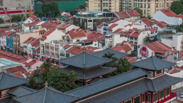 新加坡唐人街的佛牙遗物寺，以城市天际线为背景. — 图库视频影像