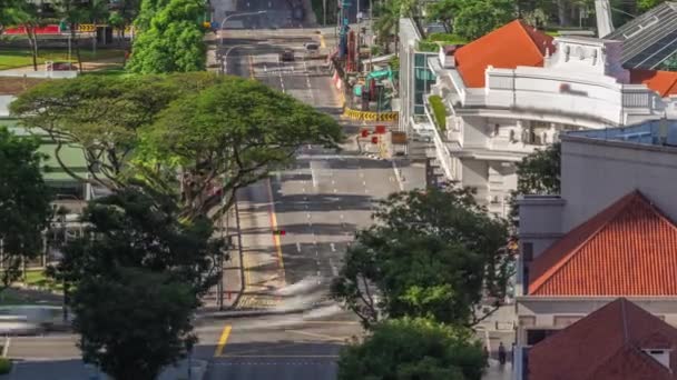 Singapur 'un orta kesimindeki bir caddede ve şehir merkezinde trafik vardı. — Stok video