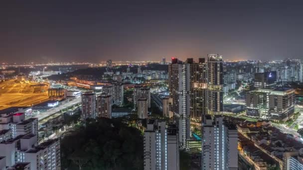 City skyline med kommersiell hamn Singapore antenn natt timelapse. — Stockvideo