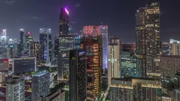 Paesaggio aereo del centro di Singapore di architettura moderna con grattacieli timelapse notte — Video Stock