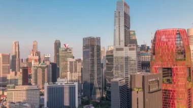 Singapur 'un şehir merkezindeki gökdelenlerin zaman ayarlı modern mimarisi.