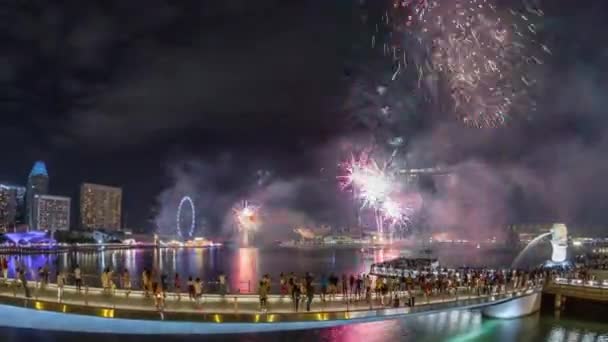 Exposición de fuegos artificiales sobre el muelle de Marina Bay en celebración del timelapse del Año Nuevo Lunar — Vídeos de Stock