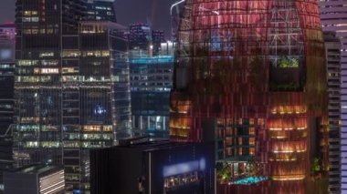 Singapur şehir merkezi gökdelenli modern mimarinin gece zaman çizelgesi.