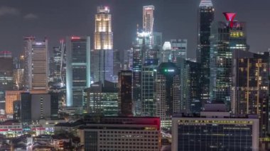 Singapur şehir merkezi gökdelenli modern mimarinin gece zaman çizelgesi.