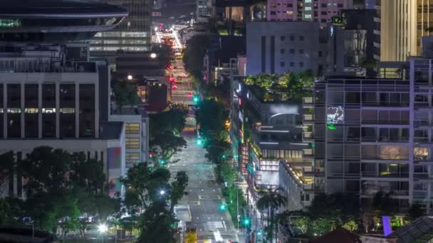 シンガポールの中心街の通りや都市のシーンで車との交通夜のタイムラプス — ストック動画