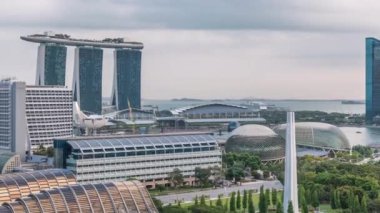 Marina Körfezi ve gökdelenlerle akşam manzarası. Gökdelenler, gökyüzü, gökyüzü zaman çizgisi..