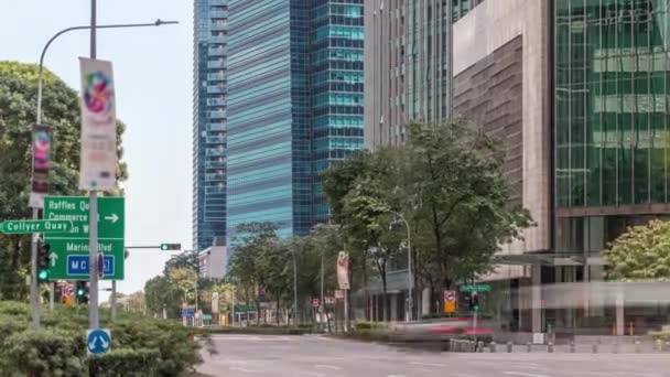 Tráfico con coches en una calle y la escena urbana en el distrito central de Singapur timelapse — Vídeo de stock