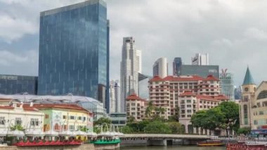 Clarke Quay rıhtımına yanaşan turist botları..
