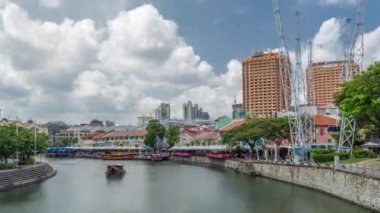 Clarke Quay rıhtımına yanaşan turist botları..