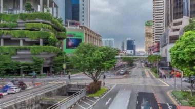 Singapur 'un orta kesimindeki bir caddede ve şehir merkezinde trafik vardı.