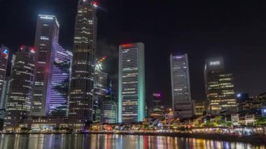 Singapur rıhtımında yüksek gökdelenler var. Tekne rıhtımının merkez iş bölgesinde. Gece vakti aşırı hızlanma.