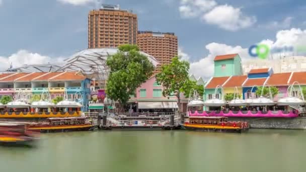 Imbarcazioni turistiche attracco a Clarke Quay habour timelapse hyperlapse . — Video Stock