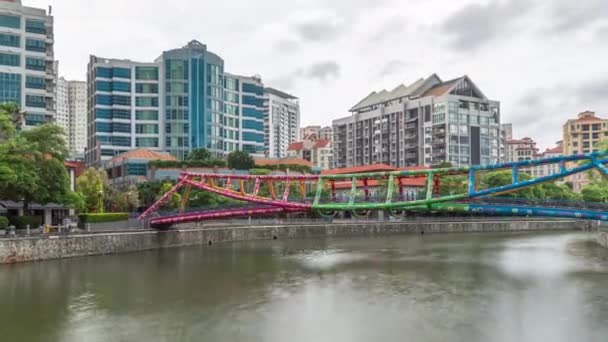 Pont Alkaff sur la rivière Singapour à Robertson Quay avec nuages gris foncé timelapse hyperlapse — Video