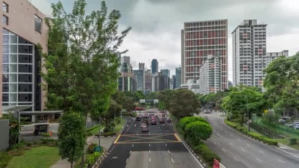 Verkeer met auto 's op straat en in de stad in de centrale wijk van Singapore timelapse — Stockvideo