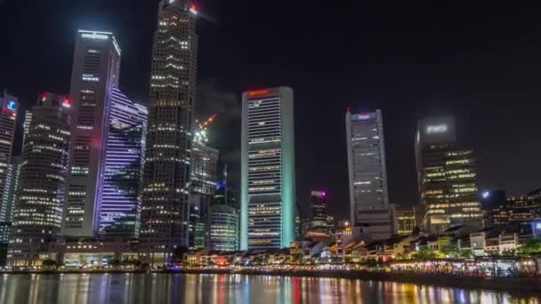 Сінгапур затихає високими хмарочосами в центральному діловому районі на човні Quay night timelapse hyperlapse — стокове відео