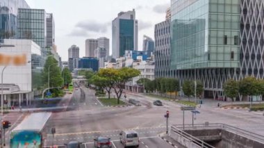 Singapur 'un orta kesimindeki bir caddede ve şehir merkezinde trafik vardı.