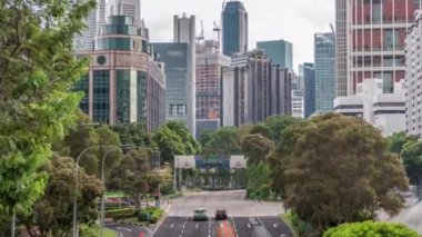 Singapur 'un orta kesimindeki bir caddede ve şehir merkezinde trafik vardı.