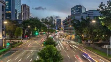 Singapur 'daki eski Hill Caddesi Polis Merkezi tarihi binası günden geceye.