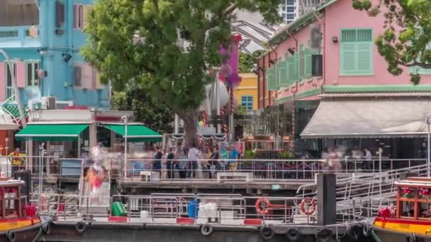 Turistické lodě kotvící na Clarke Quay zvyk timelapse. — Stock video