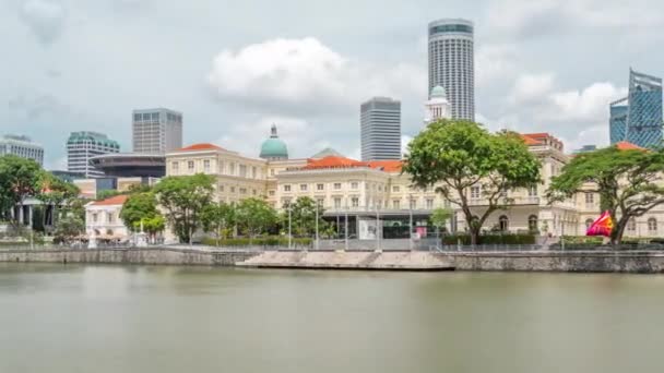 Pohled na řeku Singapur s Asijským civilizovaným muzeem a starou občanskou čtvrtí v pozadí timelapse hyperlapse — Stock video