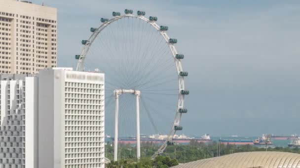 Σύγχρονα κτίρια στο κέντρο της Σιγκαπούρης timelapse και γιγαντιαίο τροχό λούνα παρκ είναι ορατό σε φόντο μπλε ουρανό cityscape — Αρχείο Βίντεο