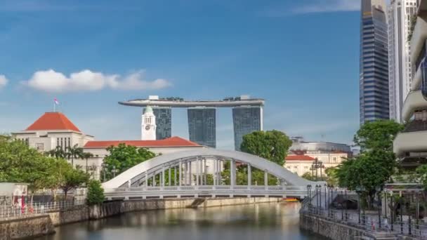 Elgin Köprüsü ve Singapur Nehri 'nin arkasındaki Singapur finans bölgesinin ufuk çizgisi. — Stok video