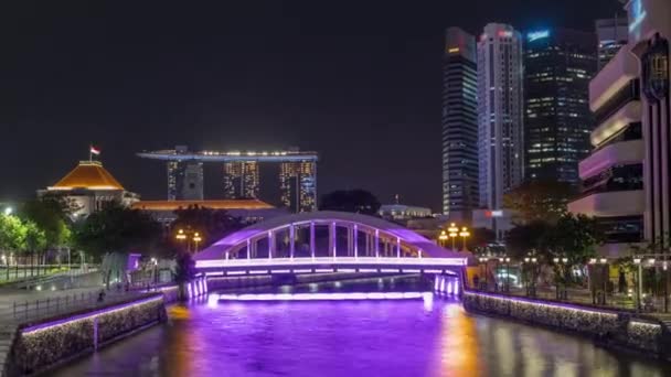 Skyline del distrito financiero de Singapur detrás del puente Elgin y el lapso de tiempo nocturno del río Singapur — Vídeos de Stock