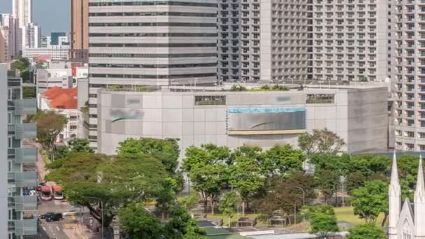 Wolkenkrabbers in de buurt van St. Andrews Cathedral luchtfoto timelapse. Het is een Anglicaanse kathedraal in Singapore, de landen grootste kathedraal. — Stockvideo