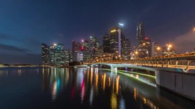 Esplanade Köprüsü ve şehir merkezindeki gökdelenler arka planda gece gündüz Singapur