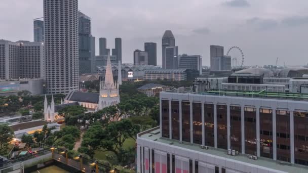 싱가포르의 스카이라인 세인트 앤드루스 대성당의 야간 항공편으로. — 비디오